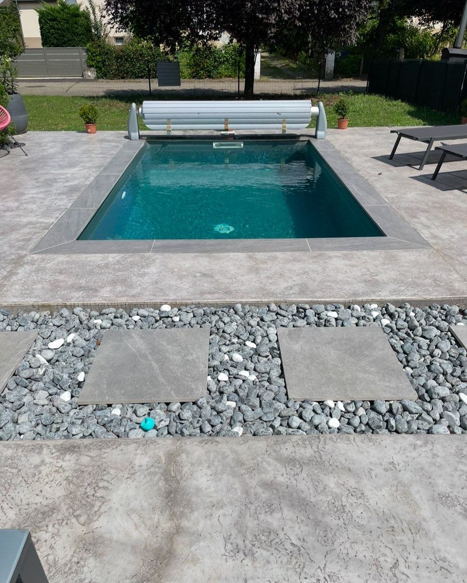 Contour de piscine en béton imprimé
