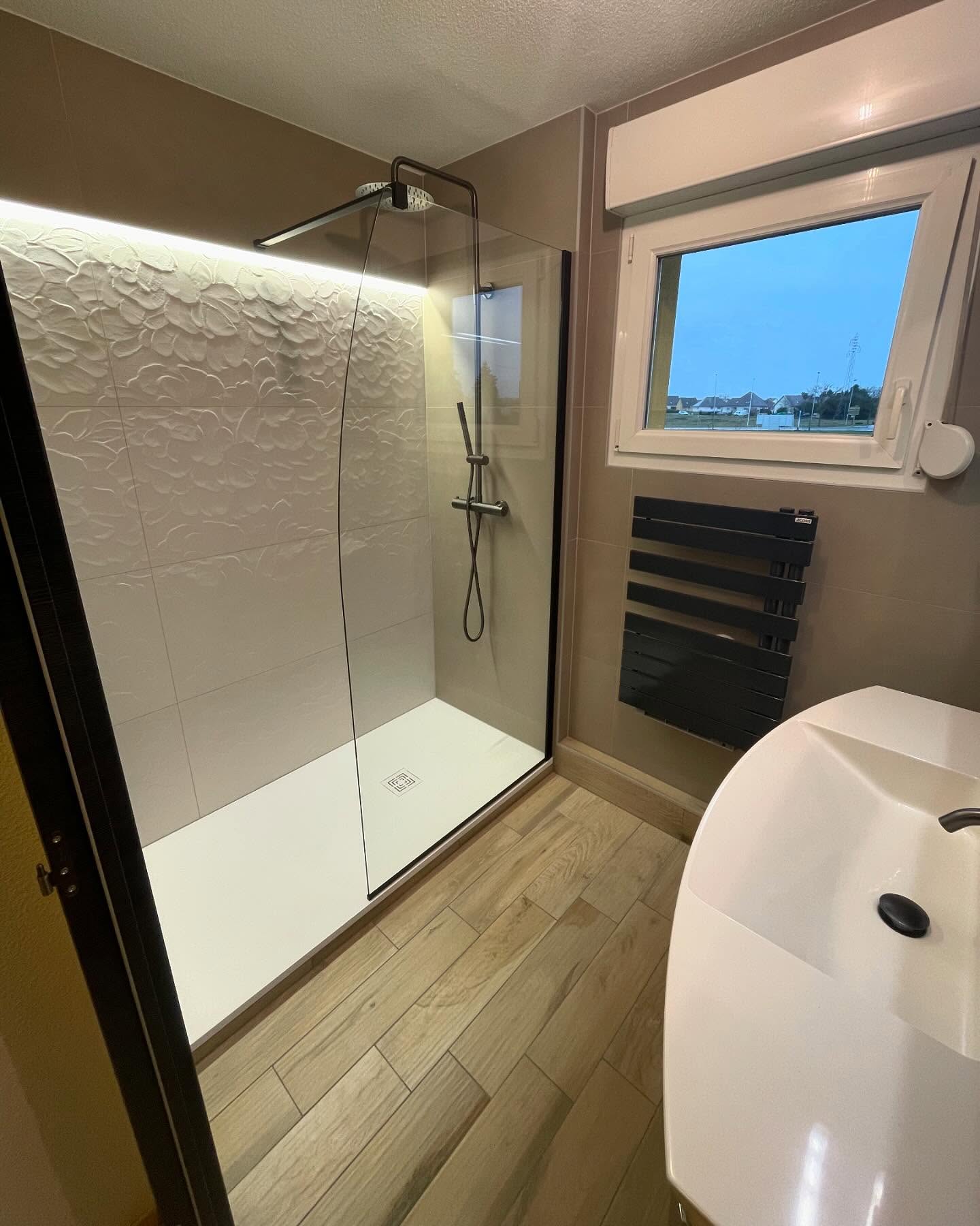 Douche à l'italienne avec carrelage texturé