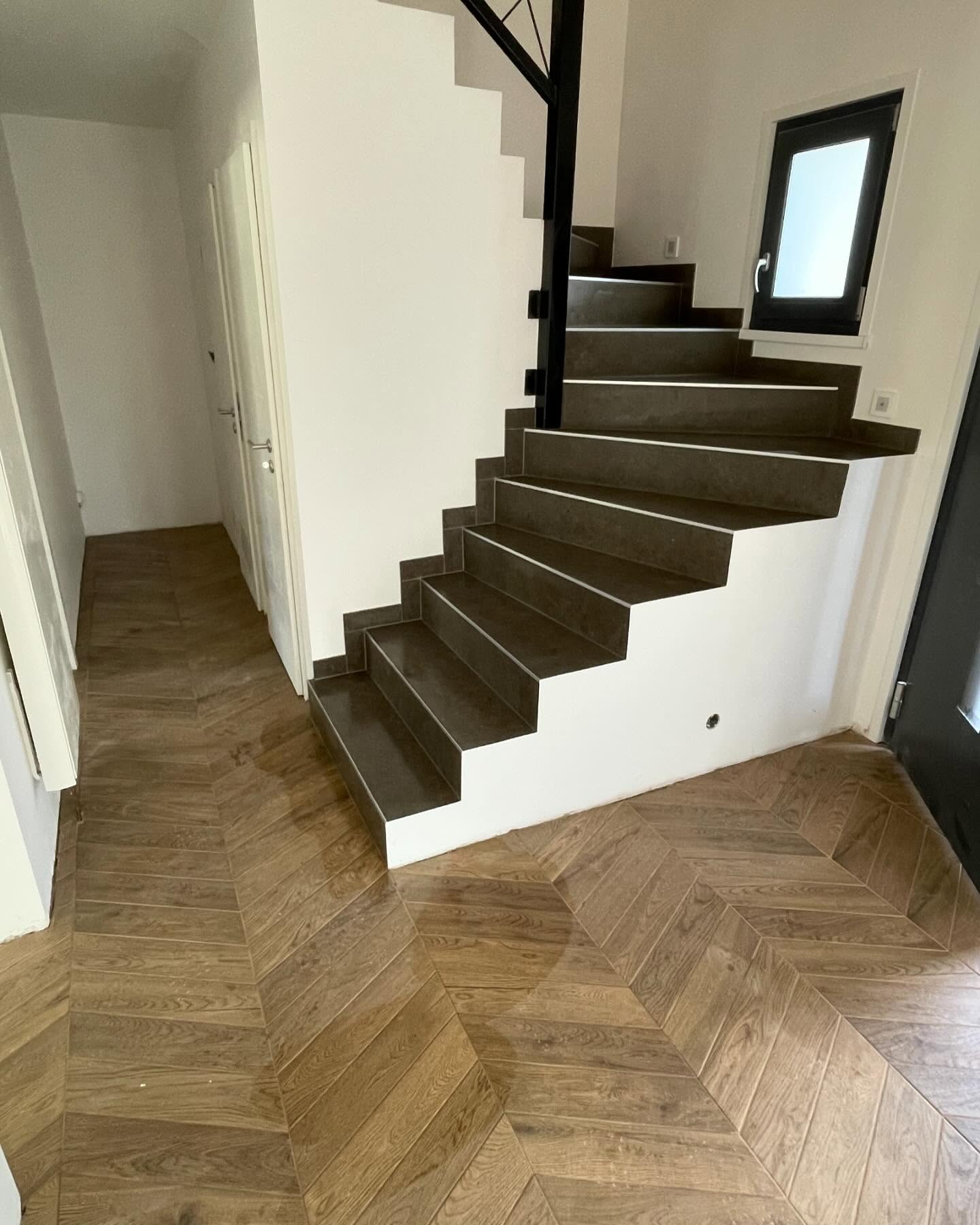 Escalier avec carrelage effet marbre