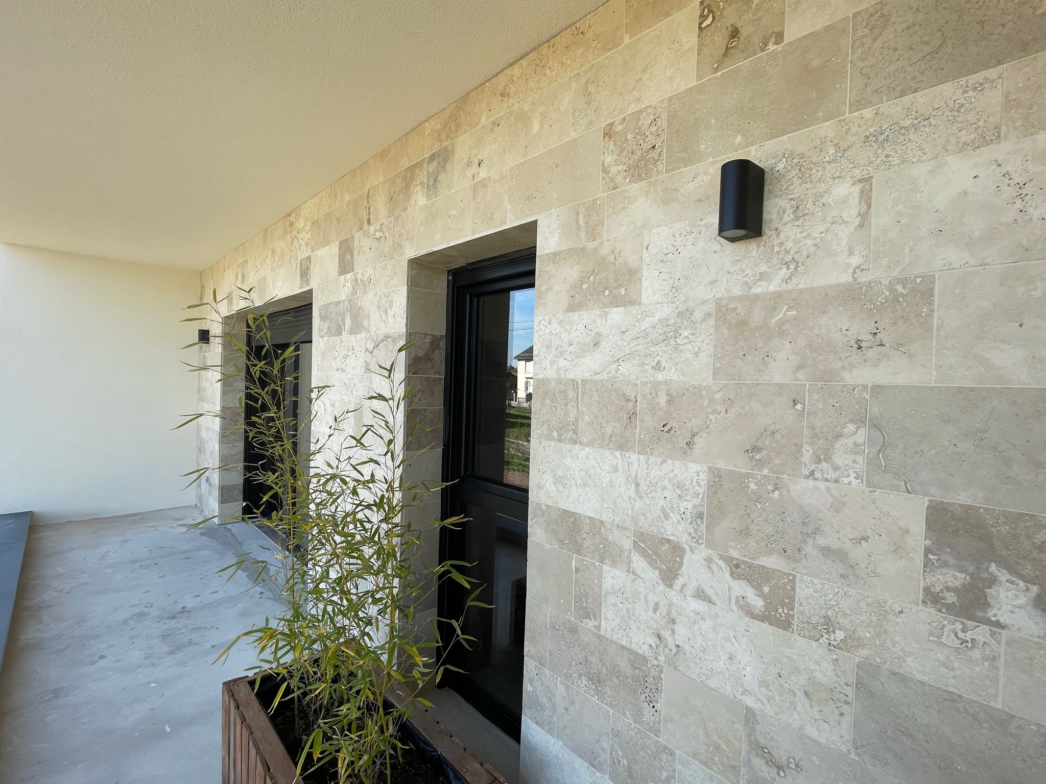Carrelage sur mur de maison