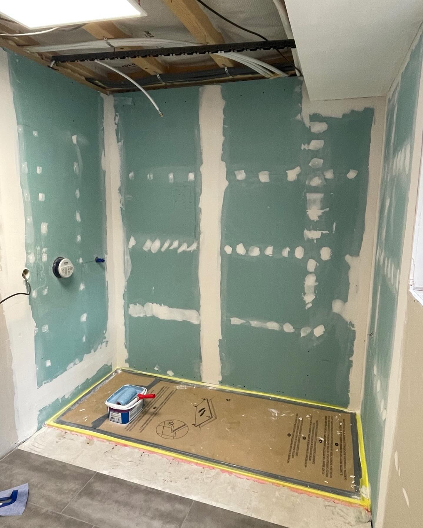 Salle de bain en cours de préparation