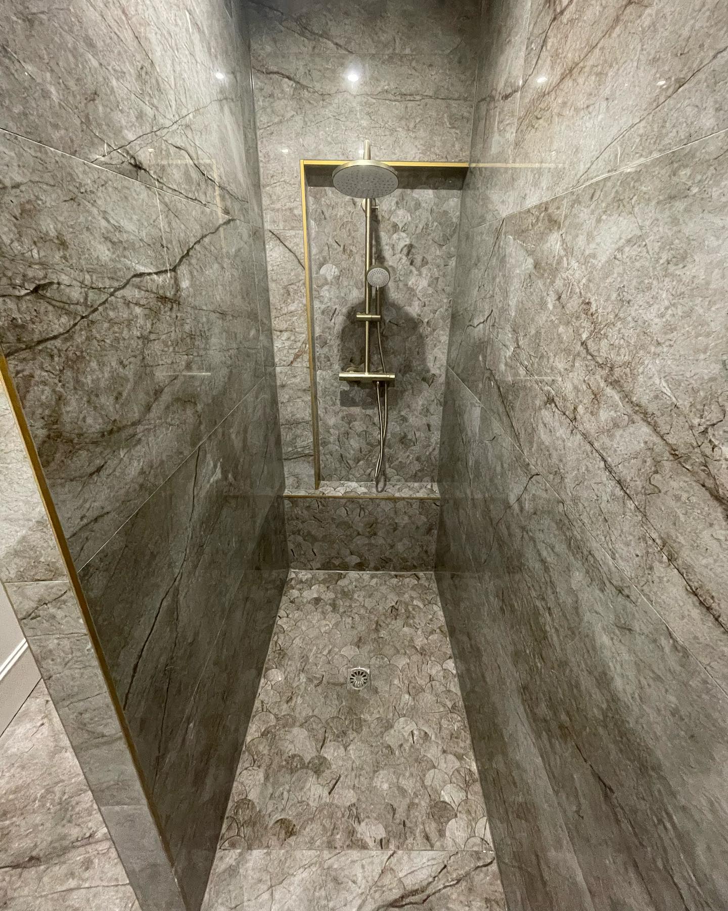 Salle de bain moderne avec douche à l'italienne