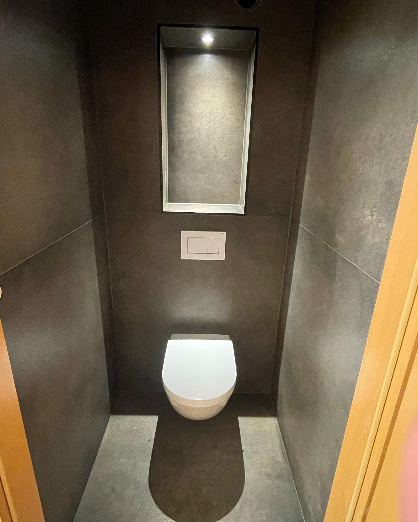 WC suspendus avec carrelage gris foncé